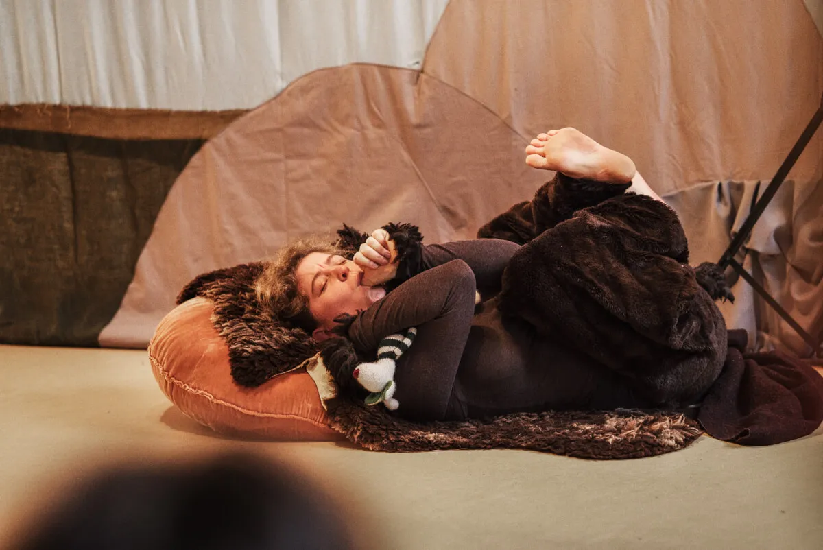 DER ERSTE WINTERSCHLAF DES KLEINEN BÄREN